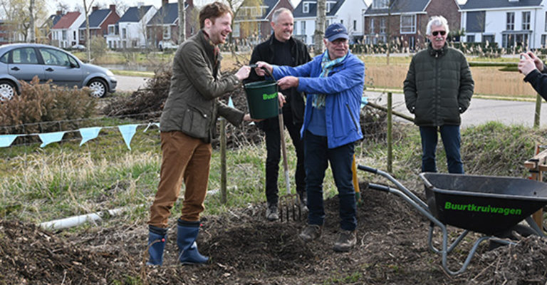 Burgemeester oogst eerste wijkcompost van Kortenoord