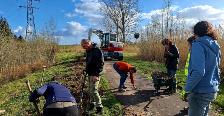 Oude Nudenaren planten fruithaag en bomen in natuurgebied ’t Pasje